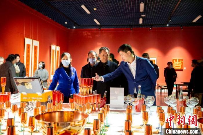 漆艺术展览吸引许多市民前来观展。 闽江学院 供图