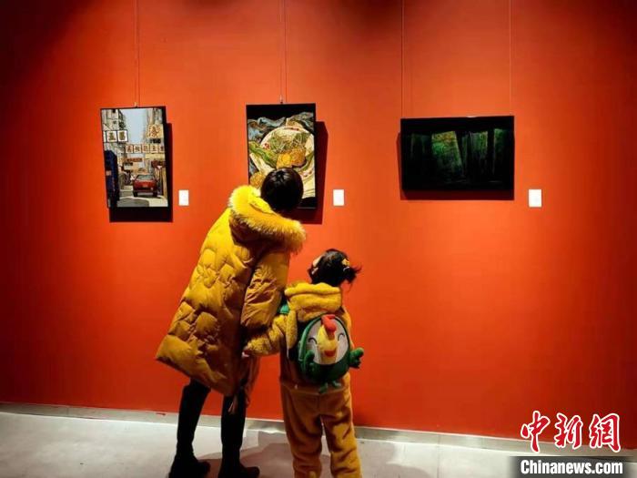 漆艺术展览吸引许多市民前来观展。 叶艺琳 摄