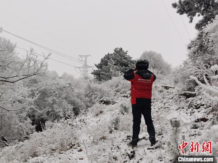 供电人员冒雪巡检。 国网山西省电力公司供图