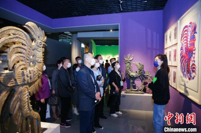 嘉宾参观展览 韩美林艺术基金会供图