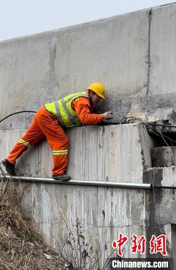 高速“啄木鸟”电工：精准消除“病害”点亮司乘回家路