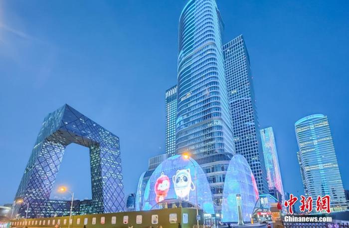 2月3日晚，北京市朝阳区CBD的多栋建筑点亮外墙灯光，迎接北京冬奥会的到来。 <a target=<i></i>'_blank<i></i>' href=<i></i>'/<i></i>'>中新社</a>记者 贾天勇 摄