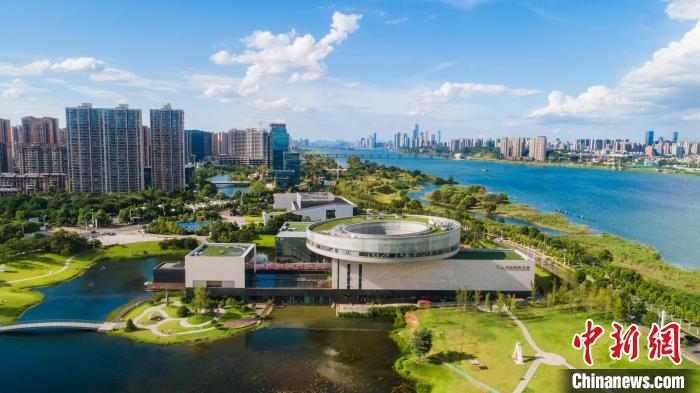 位于湘江之滨的李自健美术馆。　陈科润 摄