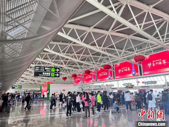 春节假期的三亚航站楼。　李敬萱供图