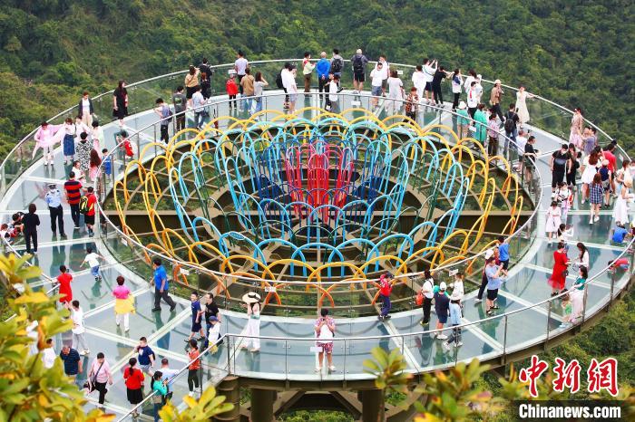 三亚亚龙湾热带天堂森林旅游区吸引众多市民游客游玩。　黄庆优 摄