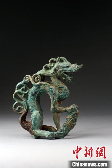 太子城遗址出土的铜坐龙 太子城遗址考古队供图