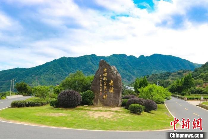 “中国扶贫第一村”变“小康村”：在青山绿水中走出致富路