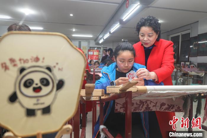 豫章绣遇上“冰墩墩”:三百年非遗技艺“展新貌”