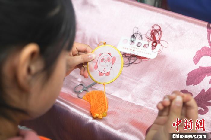 图为小学生正学习豫章绣。 刘力鑫 摄