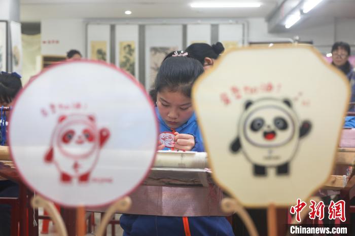 图为绣制好的“冰墩墩”。 刘力鑫 摄