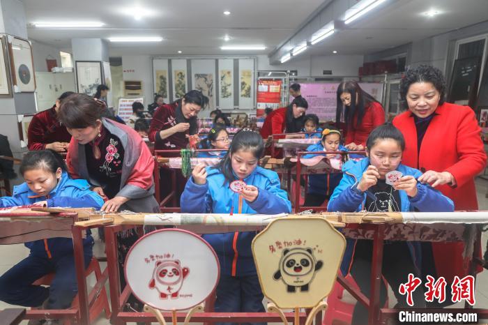 图为小学生正学习豫章绣。 刘力鑫 摄