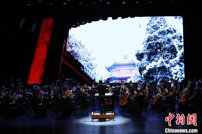 北京冬奥会交响组曲《冰雪相约》在顺义大剧院上演 王军国 摄