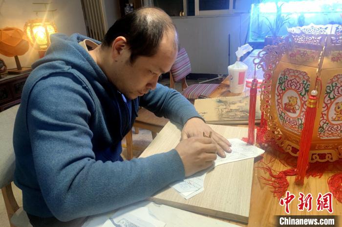 在工作室内制作花灯的“手艺人”傅草艺。 吴冠标 摄