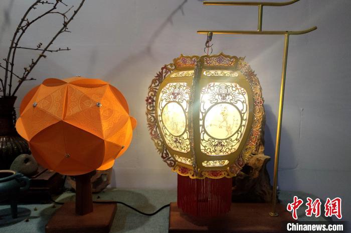 傅草艺制作的花灯清新优雅。 吴冠标 摄