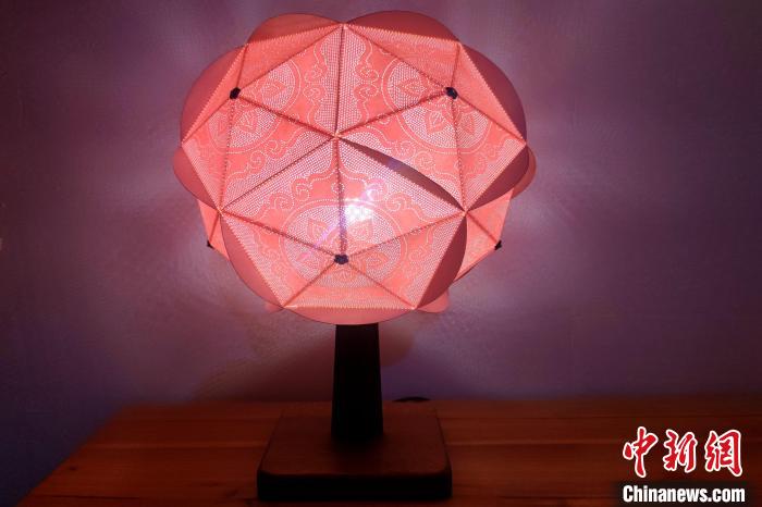 无骨针刺花灯的图案由钢针刺成,光源从针孔中透出,显得玲珑剔透。 吴冠标 摄