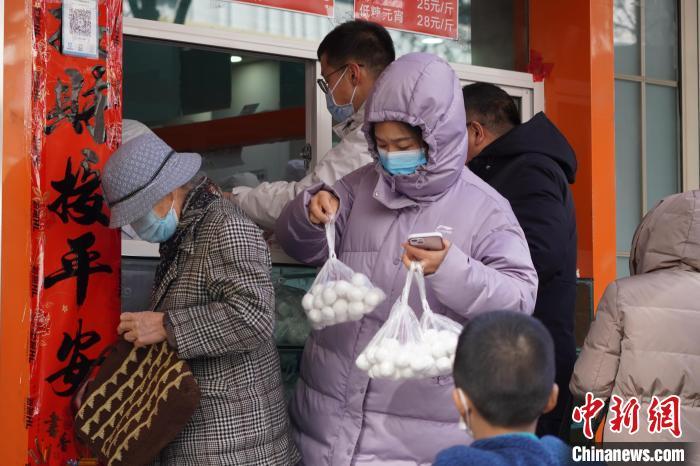 图为市民购买元宵。 九美旦增 摄