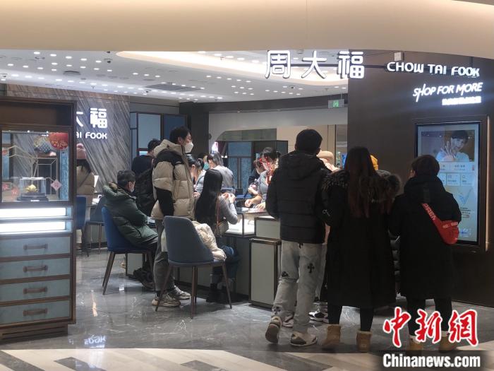 情人节前，消费者在黄金饰品店购物。 <a target=<i></i>'_blank<i></i>' href=<i></i>'/<i></i>' >中新网</a> 左宇坤 摄