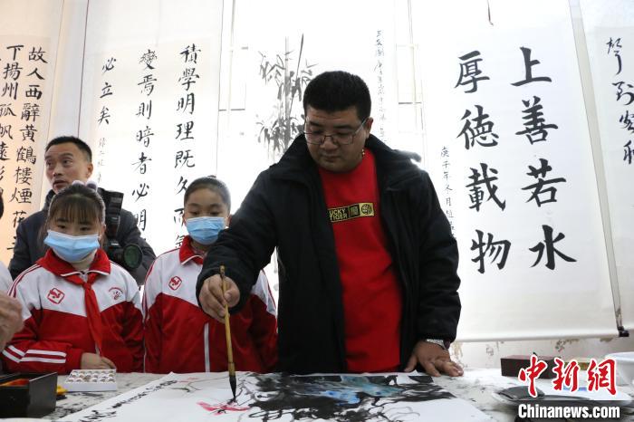 郭玉柱和小朋友一起进行绘画创作 刘浩 摄