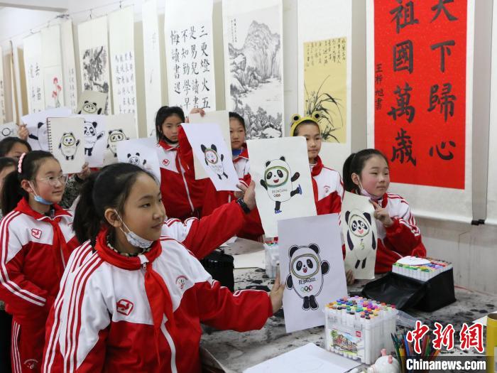 小学生展示“冰墩墩” 刘浩 摄