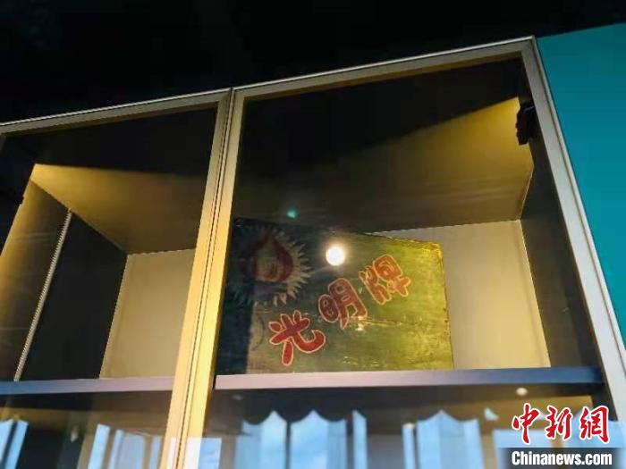 展览中展示的手绘光明牌木盒。 罗欣悦 摄
