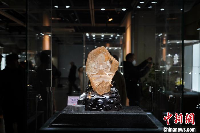 海派水晶雕刻技艺传人展示精品力作传递“水玉”的灵与美