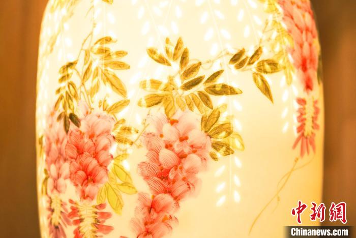 孙德娜创作的作品《紫气东来》是一只兼具观赏性和实用性的台灯。　王昊阳 摄