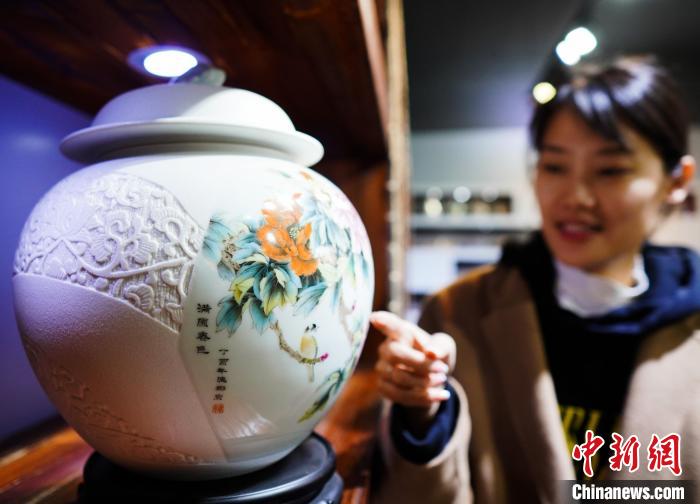 孙德娜创作的陶瓷艺术作品《满园春色》。　王昊阳 摄