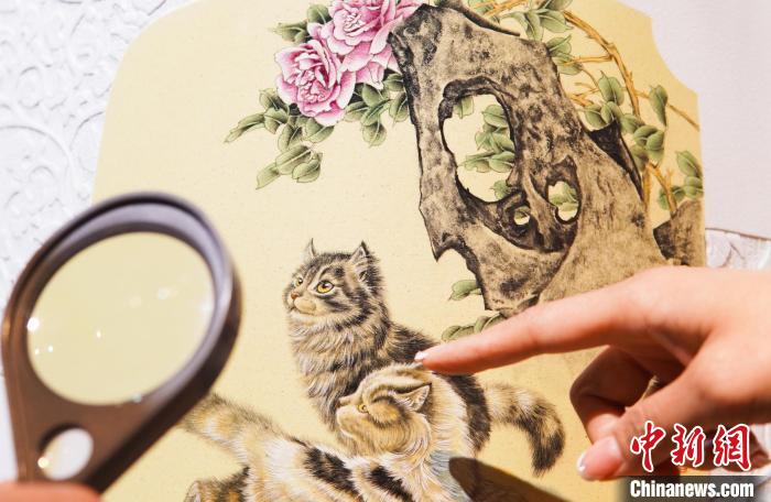 孙德娜创作的陶瓷艺术作品，纤毫毕现，栩栩如生。　王昊阳 摄