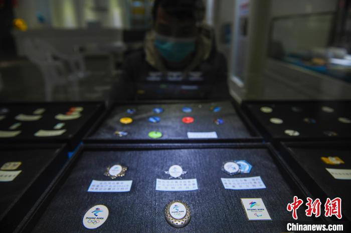 各种冬奥会的纪念徽章展出。　杨华峰 摄