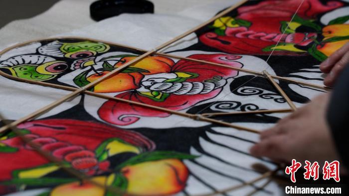 段震利制作风筝。　朱海升 摄