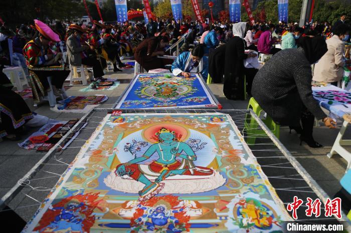 图为藏族绣娘绣制唐卡。(资料图) 马铭言 摄