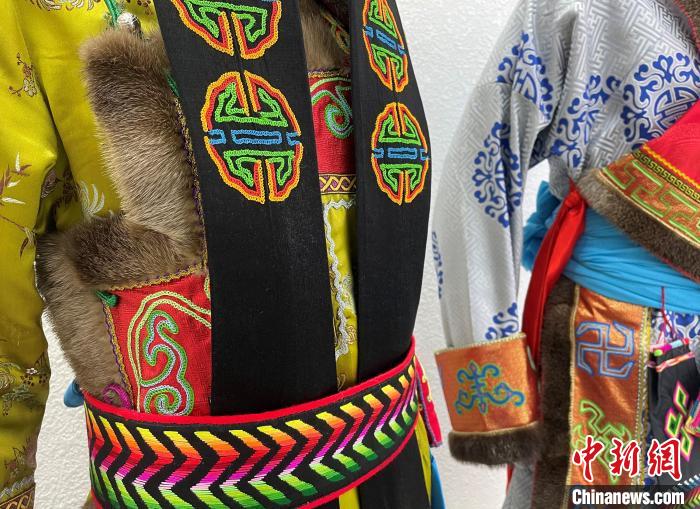 图为蒙古族服饰上的刺绣。　祁绣娟 　摄
