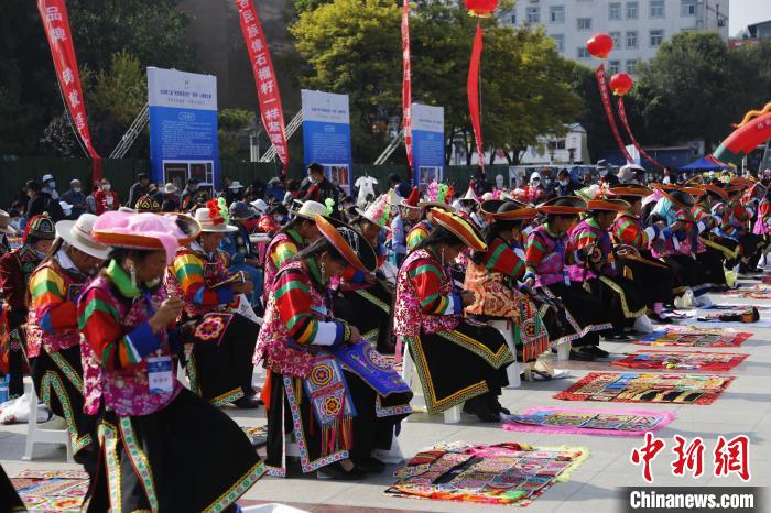 图为参加“青绣”比赛的土族绣娘。(资料图) 马铭言 摄