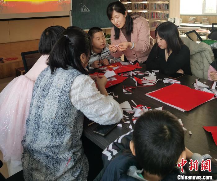 非遗剪纸传承人痴迷剪纸30余年希望留住地方文化