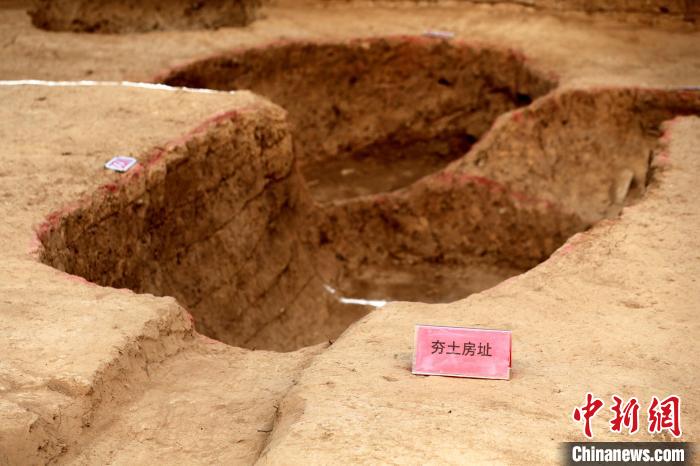夯土房址。　梁犇 摄