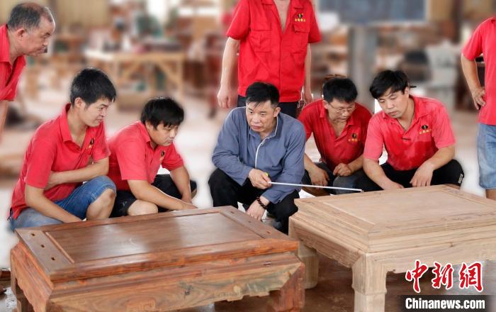 陈玉树指导学徒 受访者供图