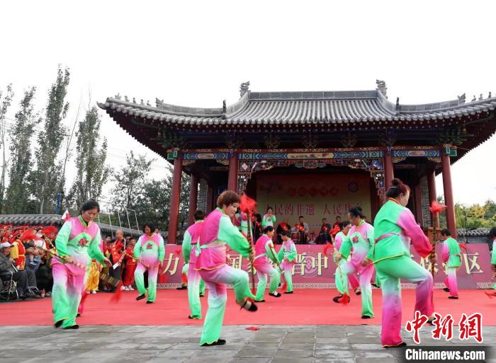 一支磕板采茶调表演团队有20多个人,一般在逢年过节时进行表演。 韩慧英提供