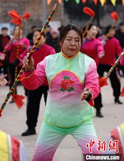 磕板采茶调的全部表演道具仅为一根三尺六寸九分长、挂满铜钱的紫竹竿。 韩慧英提供