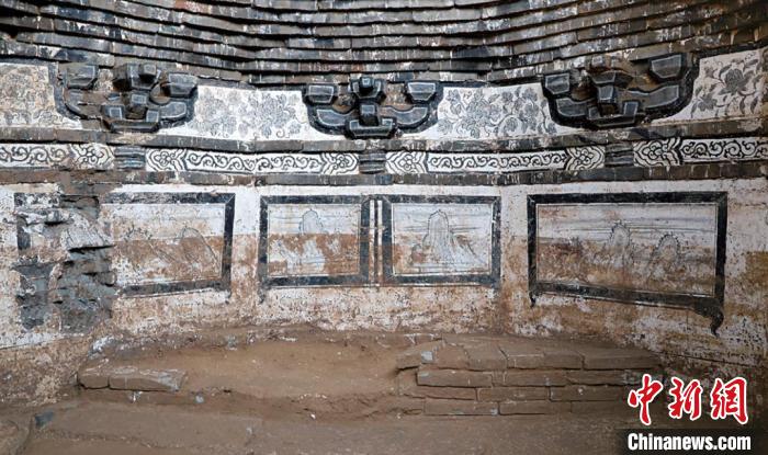 墓室西北壁、北壁、东北壁山水屏风。 山西省考古研究院提供