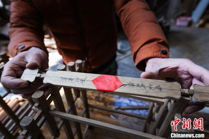 土家族吊脚楼全靠榫卯咬合加固 杜磊 摄