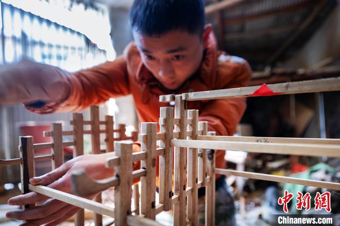 黄俊在家中制作土家族吊脚楼模型 杜磊 摄
