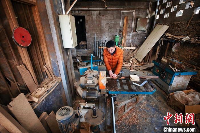 黄俊是土家族吊脚楼营造技艺县级非遗传承人 梅珂 摄