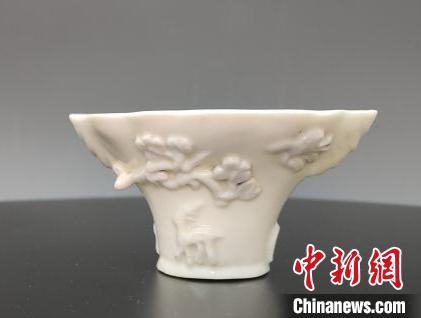 清代德化窑白釉贴花瓷树头杯 广州博物馆 供图