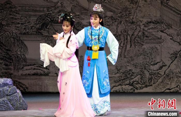 剧中的贾宝玉由中国戏剧梅花奖得主陈丽宇(右)饰演，林黛玉则由一级演员郑全(左)饰演。　蒋芃 摄