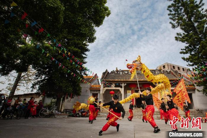 广州白云一村落的大榕树下，舞龙表演吸引了众多民众围观 白云区政府 供图