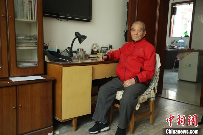 郭华老人在家中。 向上 摄