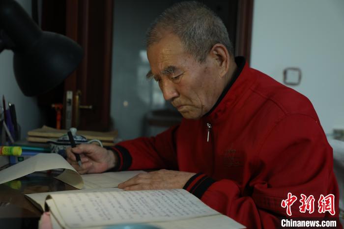 郭华老人寻访千年古村文明遗迹,书写乡村史话。 向上 摄