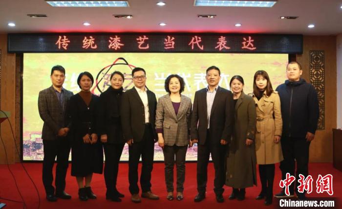 福建省文联党组书记、书记处书记、副主席王秋梅，福建省省文联党组成员、秘书长曾章团及相关人员与嘉宾合影 缪罗建 摄