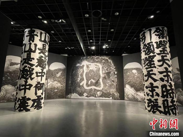 现场展出的作品《何处青山是越中》。　童笑雨 摄