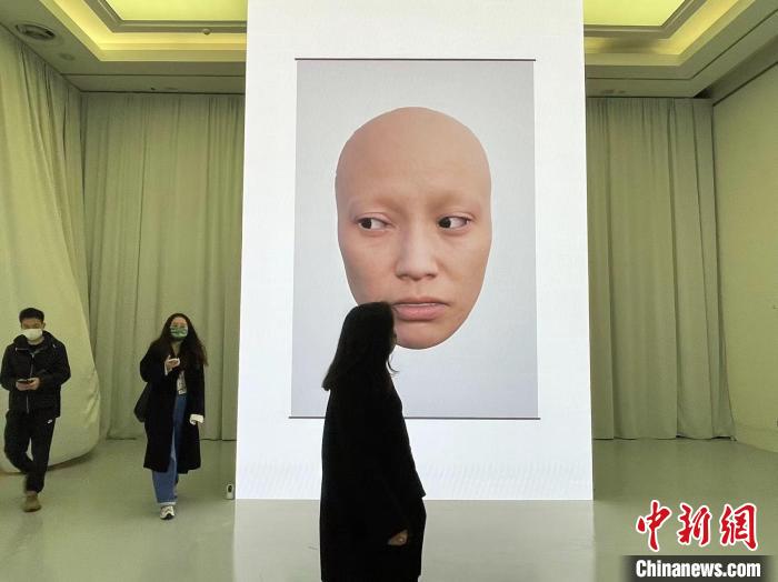 作品《诗·人·类》结合计算机生成技术进行数据采集并进行连续创作，诗、人、象(相)于瞬间生成。　童笑雨 摄